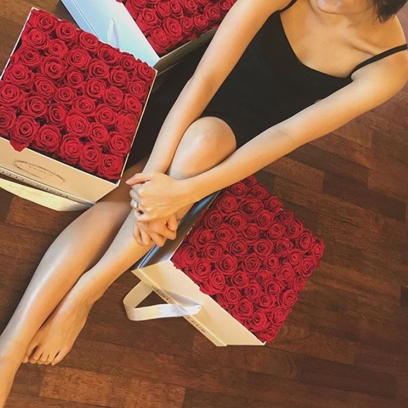 Venus ET Fleur Box of 36 Red Roses - Picture 4 of 6